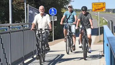 Neue Radwegbrücke über Warnow bei Vorbeck offiziell übergeben