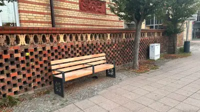 Neustrelitz: Falsch montierte Mittelarmlehnen an neuen Stadtbänken