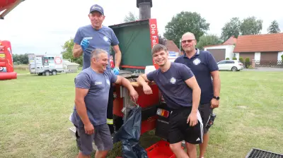 Oldtimer, Erbseneintopf und 30 Bleche Kuchen: Dorffest in Wotenick begeistert hunderte Besucher