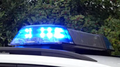 Polizei tröstet Jungen nach Hundebiss mit Teddy in Ahlbeck