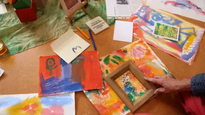Postkartenwerkstatt in Güstrow: 20 Menschen malen gemeinsam