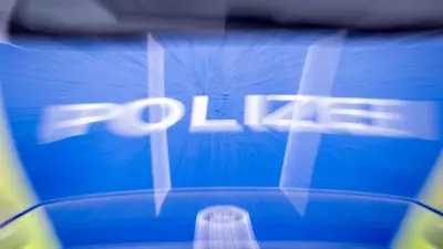 Quad-Unfall bei Leussow: 93-Jähriger prallt gegen Baum – vier Verletzte