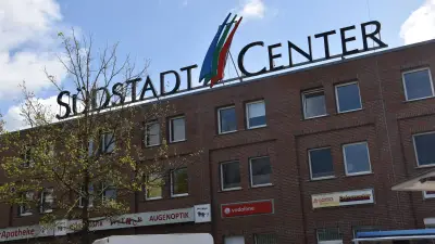 Radfahrer richtet Waffe auf Polizei und flieht in Rostock