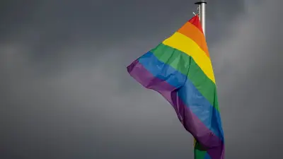 Regenbogenflagge wird zum CSD vor dem Neustrelitzer Rathaus gehisst