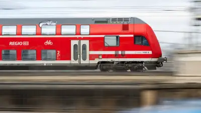 Regionalexpress überfährt Schottersteine: Bahnstrecke beschädigt