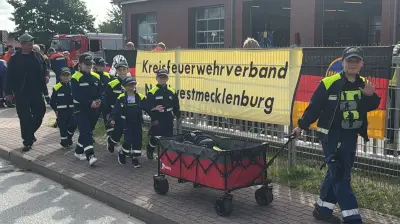 Rekordbeteiligung beim Feuerwehrmarsch in Gadebusch