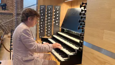 Rockmusiker Bert Wenndorff spielt Rock auf der Weber-Orgel