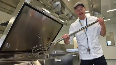 Rostocker Mittagsmatrosen: Neue Zentralküche kocht täglich 4800 Essen