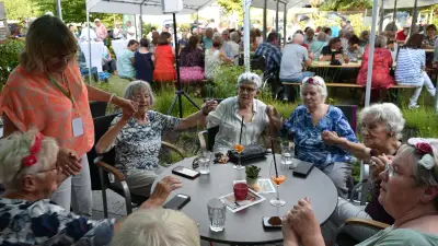 Schlager und 70 Jahre AWG: „Musik in der Altstadt“ im Sonnenhof