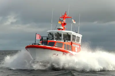 Seenotretter bringen erkranktes Crewmitglied der Atalanta an Land