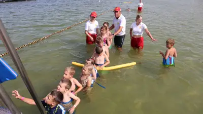 Seepferdchen in den Ferien: ASB bietet Schwimmkurse