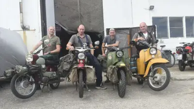 Simson-Club aus Demmin rollt an der alten DDR-Grenze entlang