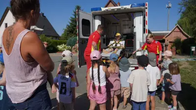 Sondereinsatz im Kindergarten: Rettungskräfte zeigen Kindern ihren Beruf