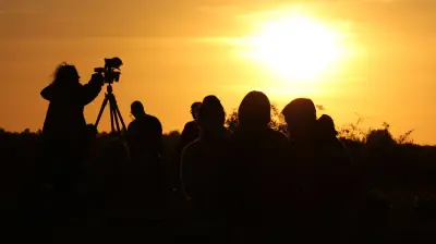 Sonnenfinsternis über Neubrandenburg: Schaulustige trotzen dem Wetter