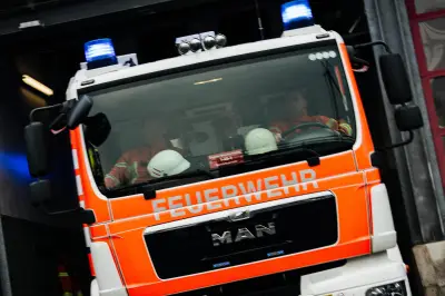 Stoppelacker bei Papendorf brennt – Feuerwehr verhindert Schaden