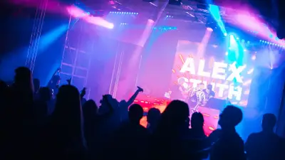 Strand Open Air Neukloster: 1000 Gäste feiern Premiere am See