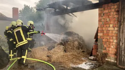 Stroh-Schuppen brennt in Malchin: Rauchwolke über Wohngebiet