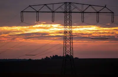 Sturm beschädigt Strommasten in der Seenplatte – Haushalte kurz ohne Strom