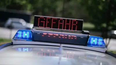 Tanklaster kommt bei Dalberg von Straße ab