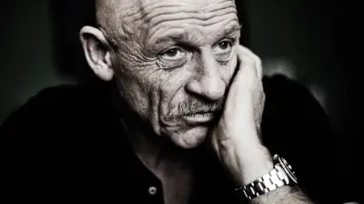 Tatort-Star Joe Bausch liest in Burg Stargarder Kirche