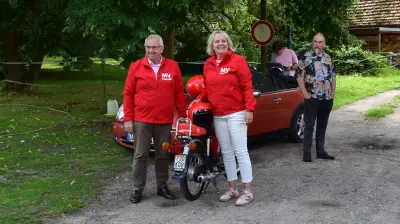 Till Backhaus kommt mit SPD-roter Simson ins Kloster Tempzin