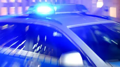 Transporter kracht in Boizenburg in Handyladen-Fassade