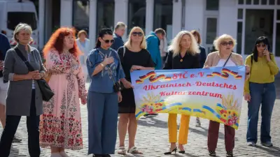 Ukraine-Kundgebung in Schwerin: Stille Minute auf dem Marktplatz
