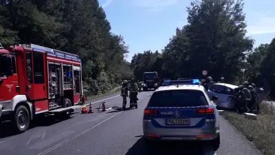 Unfall auf der B96: Auto prallt in Leitplanke, Fahrerin verletzt