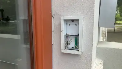 Vandalismus an Teterower Grundschule: Klingel zerstört, Feuer gelegt