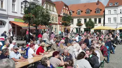 Waren: Lange Tafel auf dem Marktplatz erwartet 1.500 Gäste