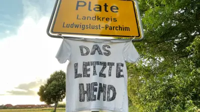 Weiße Hemden mit „Das letzte Hemd“ an Ortseingängen in MV