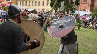 Wikinger stürmen Rathaus: Mittelalter-Spektakel in Malchow