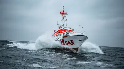 Windsurfer bei Hanse Sail aus Ostsee gerettet