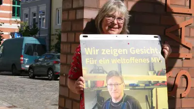 „Wir zeigen Gesicht“: Plakataktion für Demokratie in Parchim