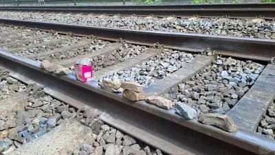 Zug überfährt Schottersteine auf Gleis in Ferdinandshof