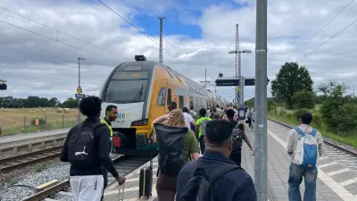 Zug rauscht durch: Hunderte strandeten in Holthusen