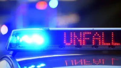 Zwei Autos krachen an Kreuzung zusammen – beide Fahrer verletzt, Schuldfrage offen