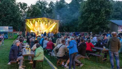Zwei-Schlösser-Fest in Mirow zieht Massen an – Lasershow und Inselpokal begeistern