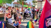 1000 Menschen feiern friedlichen CSD in Neustrelitz mit ernster Botschaft