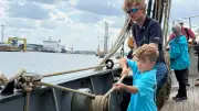 Achtjähriger segelt auf der Wylde Swan wie ein Profi