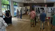 Beatles-Grafiker signiert Möbel in Rattey: Ausstellung begeistert
