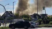 Brand in Neubrandenburg-Weitin: Flammen greifen auf Nachbarhäuser über