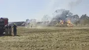 Brand von Strohmieten bei Parchim: 150 Ballen in Flammen