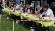 Brot, Wasser, Spucktüten: Skurriler Wettkampf lockt viele Zuschauer an