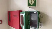 Defibrillator erneut aus Wohnbau-Geschäft gestohlen