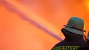 Dichter Rauch über Bützow: Lagerhallenbrand löst Großeinsatz aus