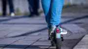E-Scooter-Fahrer in Rostock mit 1,46 Promille und Waffen gestoppt