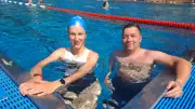 Erwachsene lernen schwimmen: Mutige Späteinsteiger überwinden ihre Angst