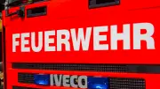 Feuerwehr löscht Laubenbrand und E-Scooter-Brand in Westmecklenburg