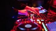 Fischer- und Hafenfest Altwarp startet mit Elektro-Party und Wassershow